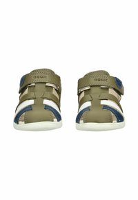 Zelené a námořnické dětské sandály s suchými zipy, vyrobené z syntetického materiálu; mají výřezy a bílé akcenty na podešvi.