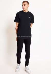 11 DEGREES EMBROIDERY HEM - Camiseta estampada - black