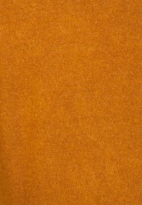 Tessuto arancione strutturato con un pattern a maglia uniforme, che offre una tonalità calda e una sensazione morbida, adatto per abbigliamento o tappezzeria.