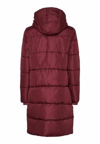 Bordo pūkinis paltas su kapišonu, pasižymintis siuvinėta, ilgomis rankovėmis ir tiesia apačia. Pagamintas iš blizgaus, lygaus audinio.