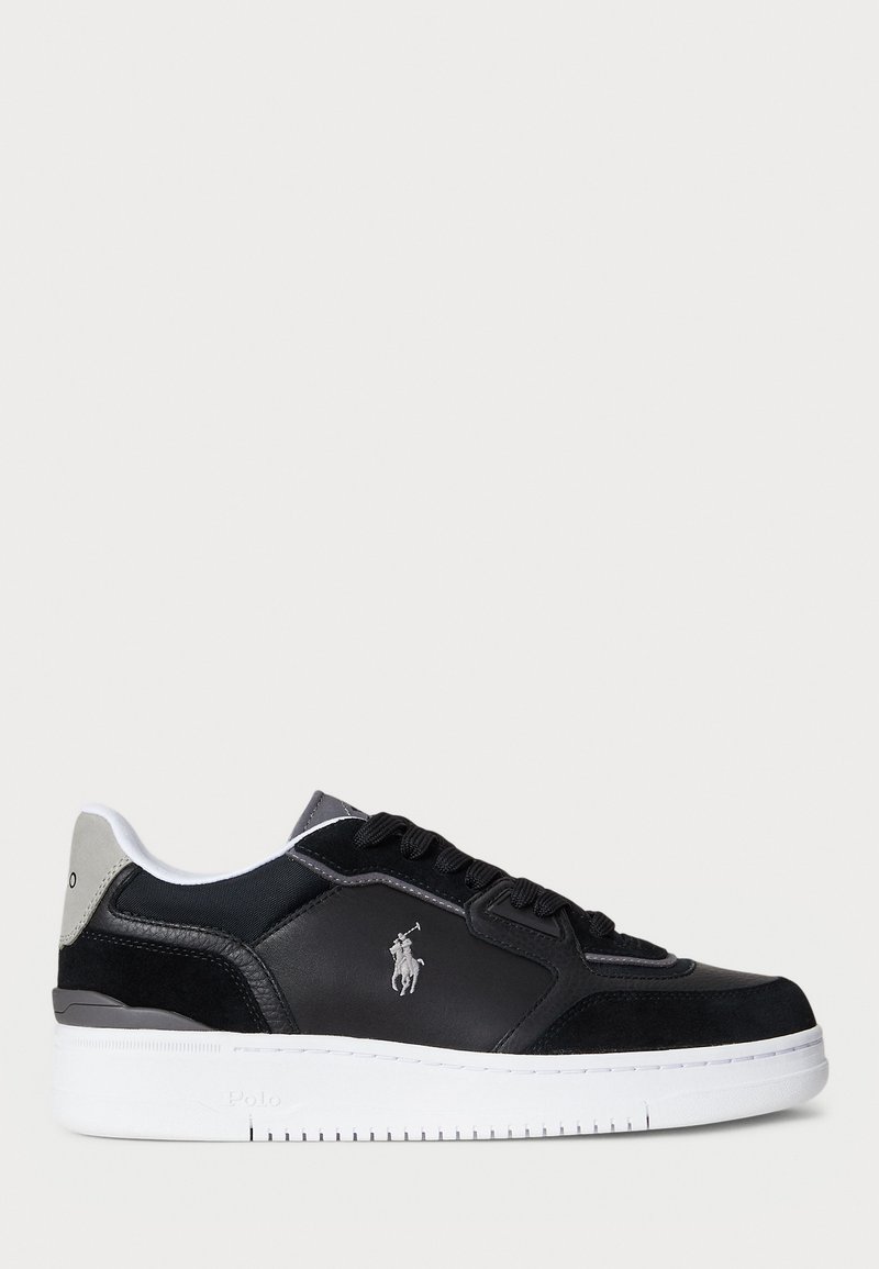 Sneaker negru din piele, suede și material textil. Dispune de o talpă albă, șireturi negre și detalii cu logo argintiu pe lateral.
