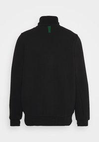 Sort sweatshirt med høj krave, lavet af blødt stof. Har et grønt detaljer på ryggen og ribbede manchetter og kant.