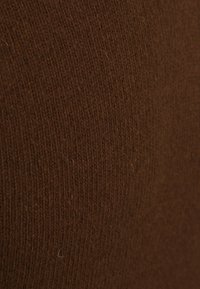 Suitable V-HALS  - Trui - bruin