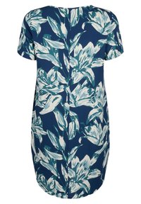 Kortärmad klänning i marinblått med stort mönster av vita och tealblå blommor; mjukt tyg; rak passform; baksidan har en mittsöm.