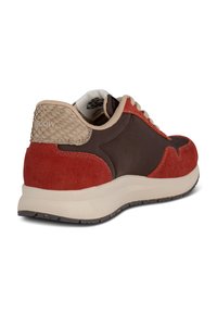 Brązowe i czerwone sneakersy wykonane z zamszu i skóry, z teksturowanym tyłem i splotem, kremową podeszwą i sznurowanym designem.