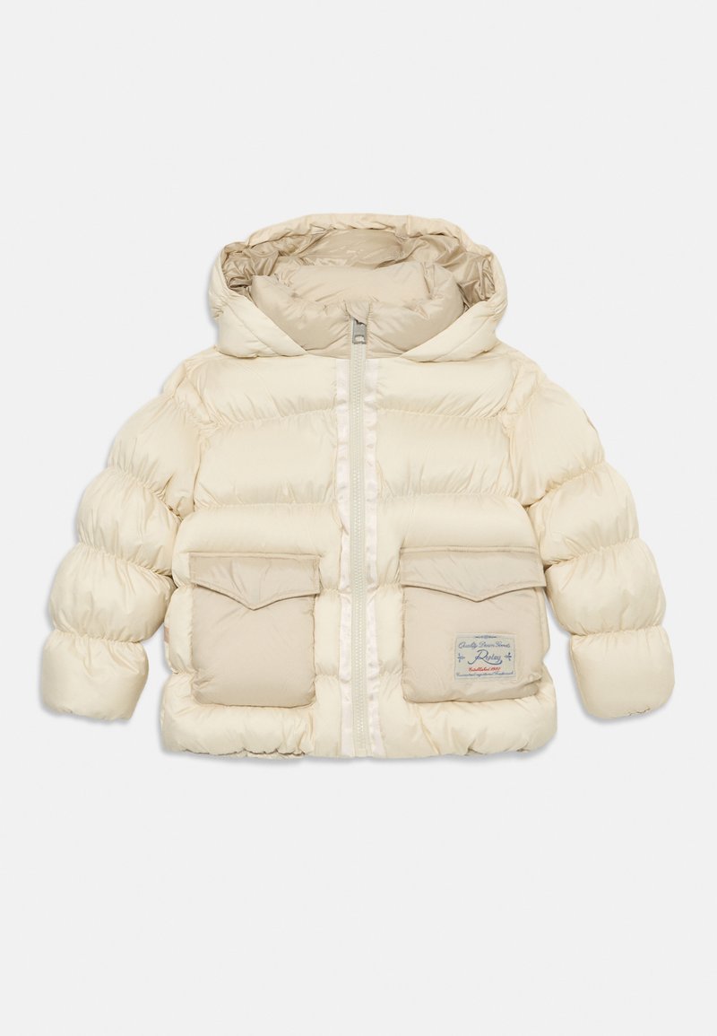 Giacca puffa color crema con cappuccio, caratterizzata da dettagli beige, due ampie tasche frontali e una chiusura frontale con zip.