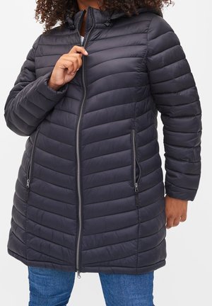 Puffy sort jakke med vandret quiltet design, lynlåslukning foran og to sidelommer. Har en hætte og er lavet af skinnende, glat materiale.