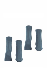 Blaue Knöchelsocken aus weichem, dehnbarem Stoff mit einem gerippten Muster und einem Logo, das in der Nähe des Bündchens aufgedruckt ist. Vier Paare sind ausgestellt.