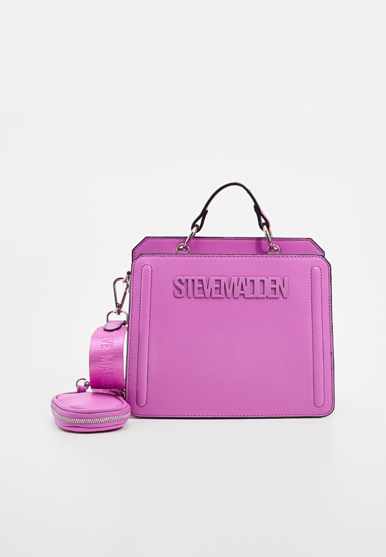 Sac à main rectangulaire rose vif avec une poignée supérieure, une large bandoulière amovible, une petite pochette ronde zippée et un logo STEVEMADDEN en relief sur le devant.