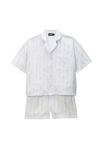 Ensemble de pyjama blanc à manches courtes avec des rayures verticales, un col en V, une fermeture à boutons sur le devant et une poche poitrine. Le tissu semble léger et doux.