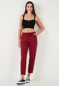LELA REGULAR FIT - Hlače - bordeaux