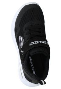 Baskets noires de sport avec une tige en mesh, accents blancs et un rembourrage à la cheville. Présente une sangle sur les lacets et une semelle texturée.