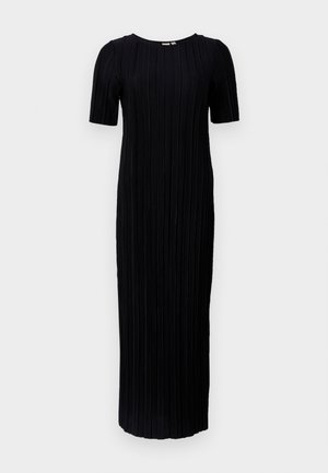 Črna maksi obleka s kratkimi rokavi, ki ima strukturirano teksturo in vertikalne plisiranosti po celotni tkanini, okroglo ovratnico in dolžino do gležnjev.