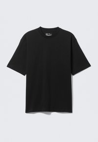 Svart T-skjorte med korte ermer laget av bomull med rund hals, med en avslappet passform og minimalistisk design. Ingen mønstre eller detaljer.
