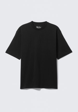 Svart T-skjorte med korte ermer laget av bomull med rund hals, med en avslappet passform og minimalistisk design. Ingen mønstre eller detaljer.