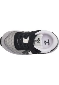 Graues und schwarzes Sport-Schuhwerk mit Obermaterial aus Netzgewebe, Wildlederakzenten, verstellbarem Riemen und weißem Innenfutter. Mit Logo auf der Innensohle.