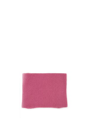 Roze gebreide rechthoekige nekwarmer plat gelegd op een witte achtergrond, met geribbelde textuur en zachte stof.