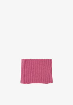 Roze gebreide rechthoekige nekwarmer plat gelegd op een witte achtergrond, met geribbelde textuur en zachte stof.