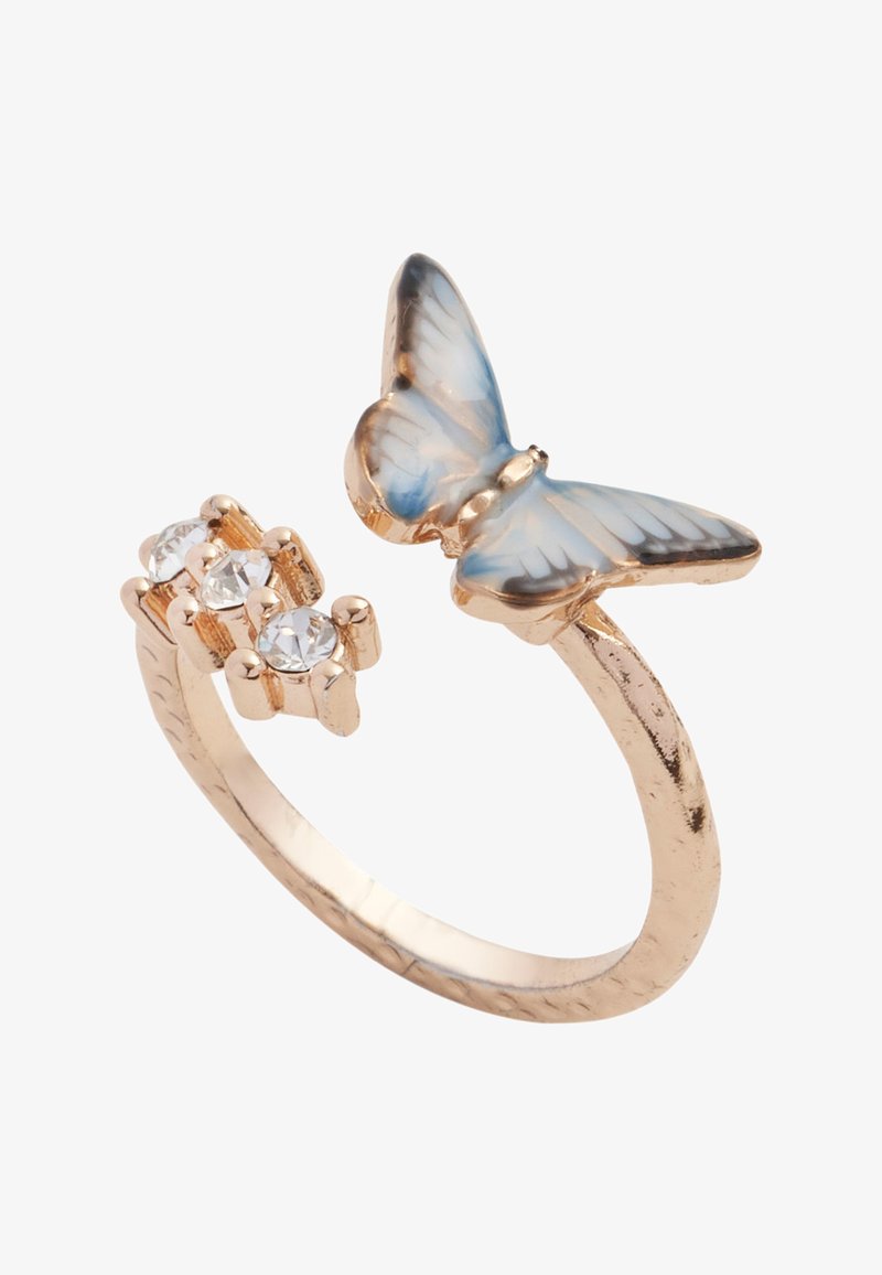 Zlati prstan z modrim in belim motivom metulja, okrašen s tremi prozornimi dragulji na teksturirani naravnost.