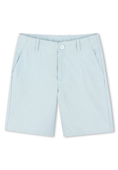 Shorts bleu clair en tissu à texture subtile, dotés de poches avant et d'une fermeture à un bouton. Coupe classique et longueur au genou.