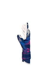 Torwart-Handschuh mit einem blauen und pinken geometrischen Design, strukturiertem Griff, weißen Fingerspitzen und einem sicheren Riemen zur Unterstützung des Handgelenks.