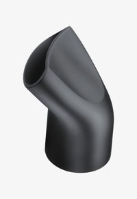 Musta, sileä keraaminen asuste, jossa on kaareva muoto ja vinottain oleva yläosa, mattapintainen ja ilman näkyvää laitteistoa tai kuvioita.