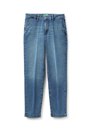 Blauwe denim jeans met rechte pijpen, voorzakken, riemlussen en knoopsluiting, platliggend op een witte achtergrond weergegeven.