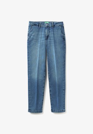 Odcinane na prosto niebieskie dżinsy z przodu posiadają kieszenie, szlufki na pasek i zapięcie na guziki, leżące płasko na białym tle.