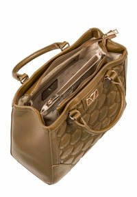 Braune Handtasche aus Kunstleder mit gestepptem Muster, doppelten Griffen und einem goldfarbenen Logo-Akzent. Verfügt über mehrere Innenfächer und -abteilungen.