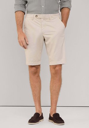 Helle beigen Shorts aus einem Baumwollmix, mit einem Knopfverschluss, zwei seitlichen Taschen und einem geraden Schnitt oberhalb des Knies.
