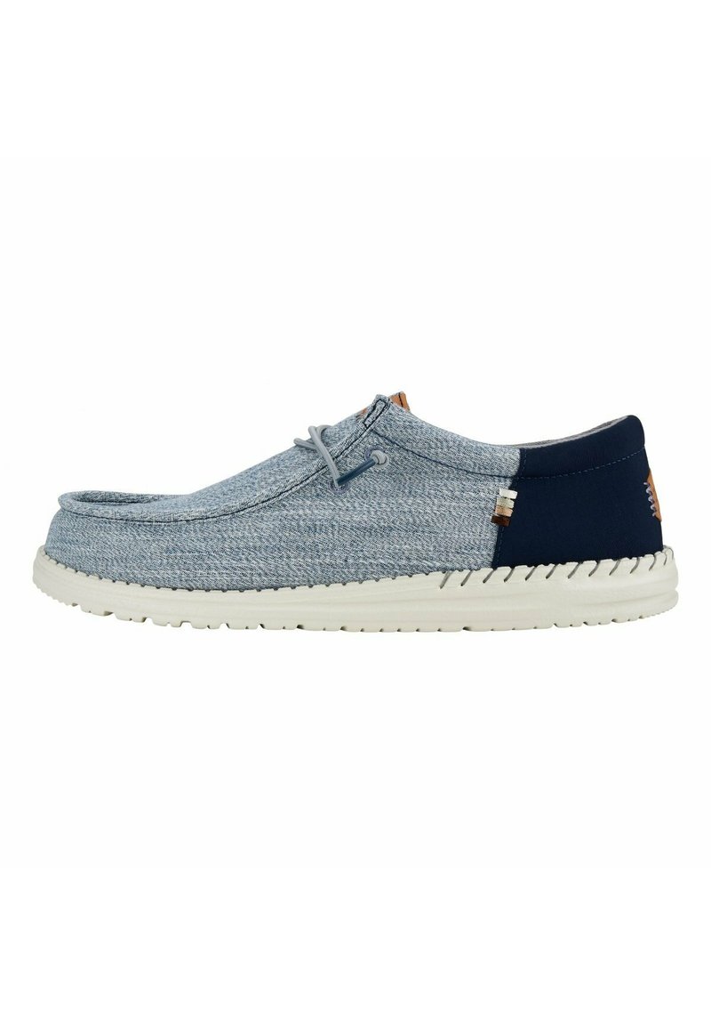 Scarpa slip-on in tessuto azzurro chiaro con accento blu navy, suola in gomma, punta rotonda e dettaglio di laccio semplice. Presenta un upper testurizzato.