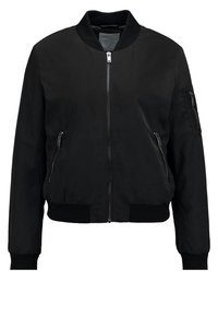 Veste bomber noire avec fermeture éclair à l'avant, deux poches latérales zippées, col, poignets et bas en côtes, et une poche zippée sur la manche gauche.