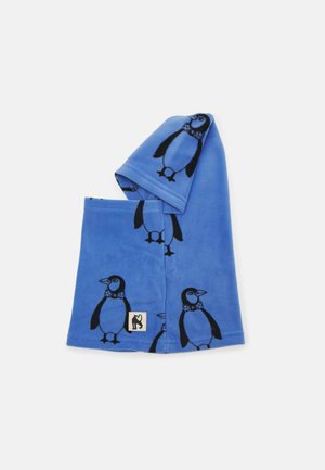 Bufanda de forro polar azul con estampado de pingüinos negros. Presenta una forma cuadrada, una textura suave y una etiqueta con el logo en la esquina inferior.