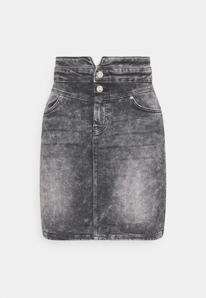 Gonna di denim nera a vita alta, con due bottoni, cinque tasche e una texture sbiadita e vissuta.