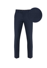 Granatowe spodnie wykonane z teksturowanej tkaniny o dopasowanym kroju. Posiadają zapięcie na guzik oraz subtelny wzór kraty na próbce materiału.