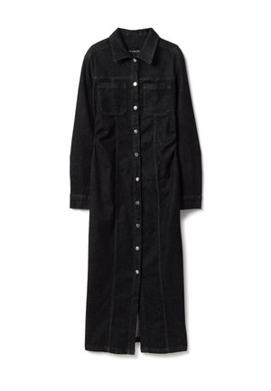 Abito lungo in denim nero con colletto, maniche lunghe, bottoni a pressione sul davanti e due tasche al petto.