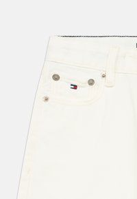 Λευκό τζιν παντελόνι από denim με μεταλλικά κουμπιά, μικρό λογότυπο σε μπλε, λευκό και κόκκινο στην μπροστινή τσέπη και υφή υφάσματος με σχέδιο.