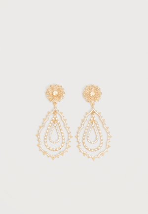 Aranyszínű lógós fülbevalók bonyolult filigrán virágmintákkal és rétegezett csepp alakú keretekkel, apró, tiszta kristályokkal díszítve.