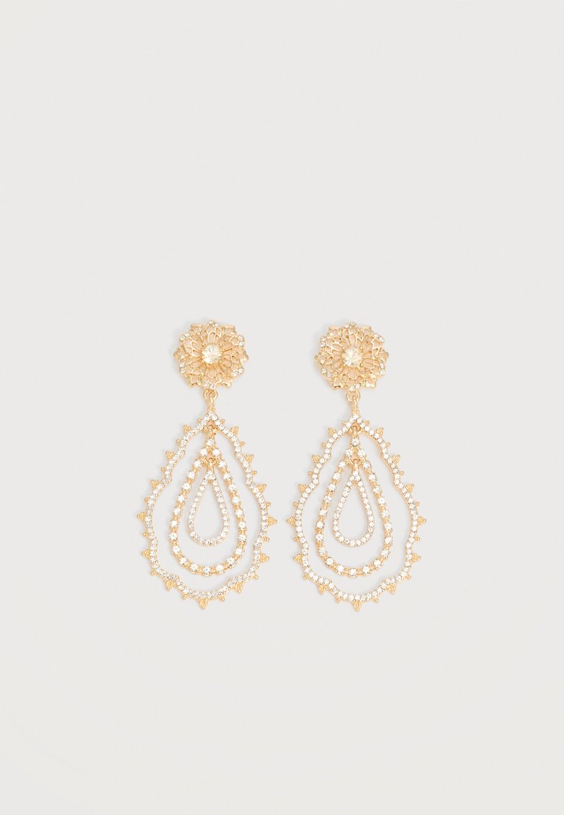 Aranyszínű lógós fülbevalók bonyolult filigrán virágmintákkal és rétegezett csepp alakú keretekkel, apró, tiszta kristályokkal díszítve.