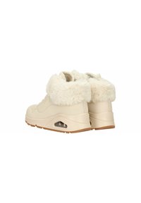 Beige High-Top Sneakers mit einem Kunstfellkragen, strukturiertem Obermaterial, sichtbarem Luftpolster in der Zwischensohle und Gummisohle für besseren Halt.