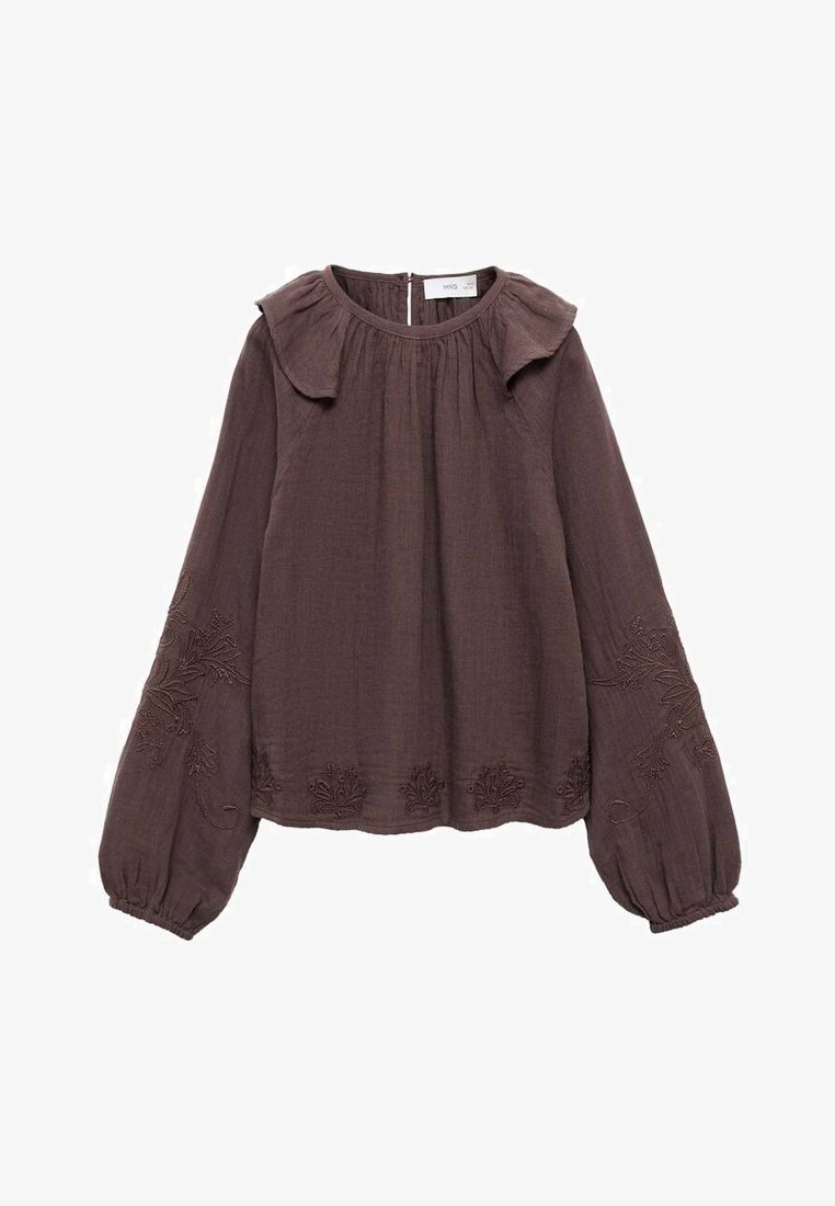 Braune Bluse mit Struktur, langen Puffärmeln, plissiertem Ausschnitt und dekorativer Stickerei entlang der Ärmel und dem Saum. Verschluss mit Schlüsselöffnung am Rücken.