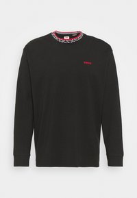 Schwarzes Langarmshirt mit Rundhalsausschnitt, ausgestattet mit einem strukturierten weißen und roten gemusterten Saum und einem kleinen roten Levi's-Logo auf der Brust.
