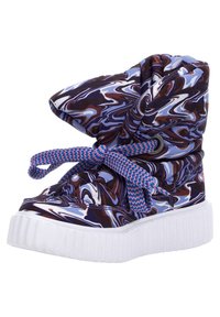 Zapatilla alta con un patrón veteado en morado, azul y marrón; parte superior de tela suave, suela blanca gruesa y cordones trenzados azules.