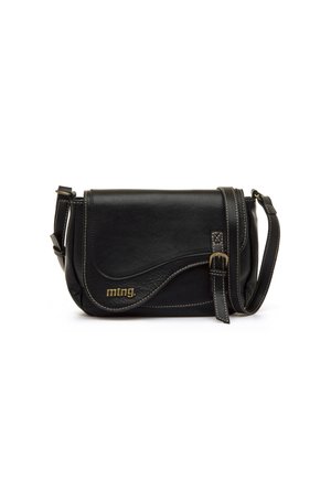 Sac bandoulière en cuir noir avec fermeture à rabat, boucle décorative, couture blanche, bandoulière réglable et logo "mtng." sur le devant.