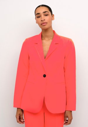 Neon-pink Blazer mit strukturiertem Design, schrägen Revers, einreihiger schwarzer Knopfverschluss und Fronttaschen. Glatter, leicht glänzender Stoff.