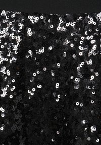 Tessuto nero con paillettes in sequins rotondi lucidi e riflettenti, densamente confezionati su una base a rete, creando una superficie texturizzata.