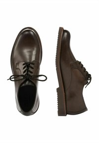 Brązowe skórzane buty sznurowane o gładkiej fakturze, zaokrąglonym nosku i cienkiej podeszwie. Posiadają proste oczka i sznurówki do regulacji.