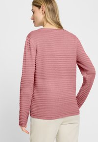 Rosa Strickpullover mit strukturierten, horizontalen Streifen, rundem Ausschnitt und langen Ärmeln. Verfügt über einen gerippten Saum und Bündchen. Schlichtes Design.