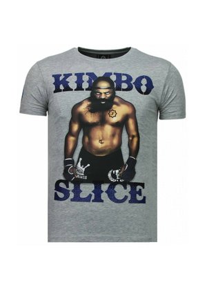 Grijs T-shirt met een gespierde, bebaarde man in bokshandschoenen en shorts, met de tekst "Kimbo Slice" boven en onder de afbeelding.