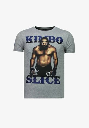 Grijs T-shirt met een gespierde, bebaarde man in bokshandschoenen en shorts, met de tekst "Kimbo Slice" boven en onder de afbeelding.